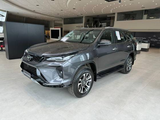 TOYOTA HILUX SW4 2.8 D-4D TURBO DIESEL SRX PLATINUM 7L 4X4 AUTOMÁTICO TOYOTA HILUX SW4 2.8 D-4D TURBO DIESEL SRX PLATINUM 7L 4X4 AUTOMÁTICO